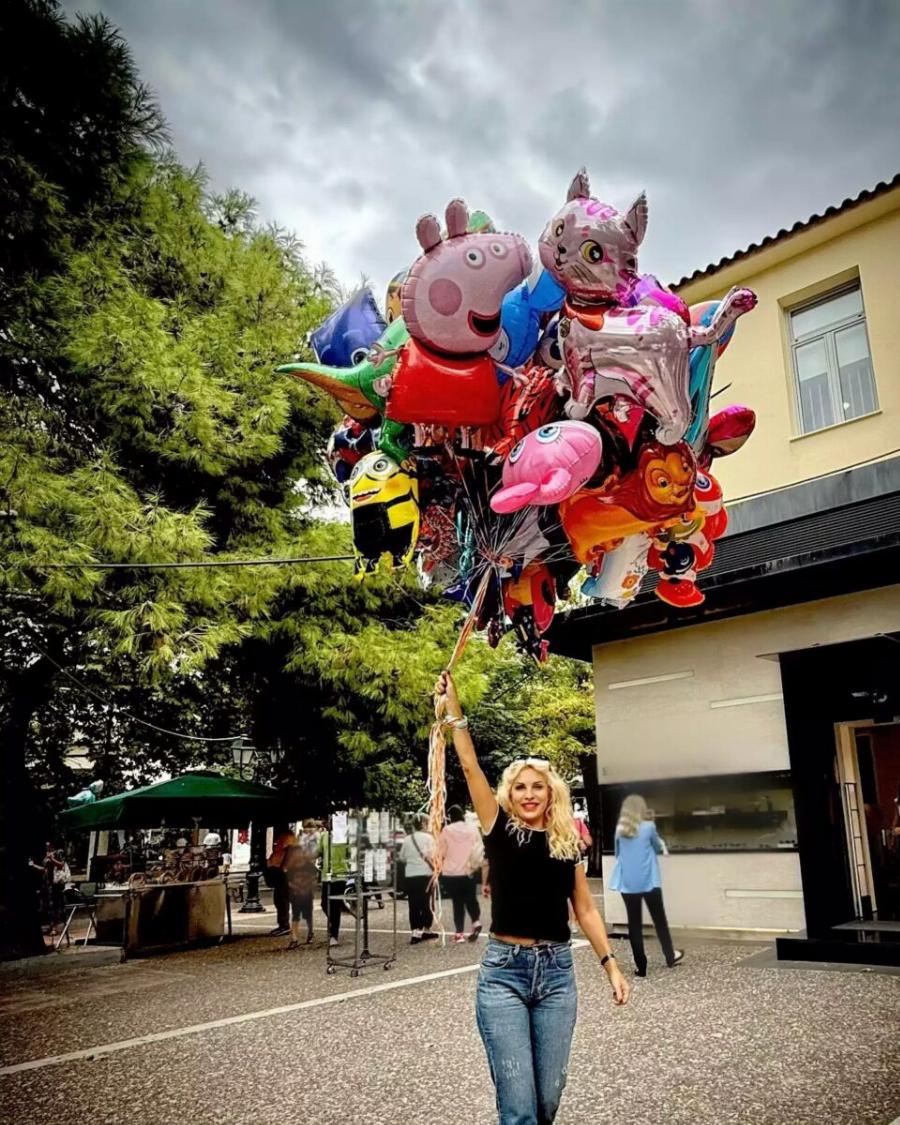 Σαν πριγκίπισσα της Ντίσνεϊ: Η Μενεγάκη βγήκε βόλτα κρατώντας μπαλόνια στην Κηφισιά πιο καλλίγραμμη από ποτέ