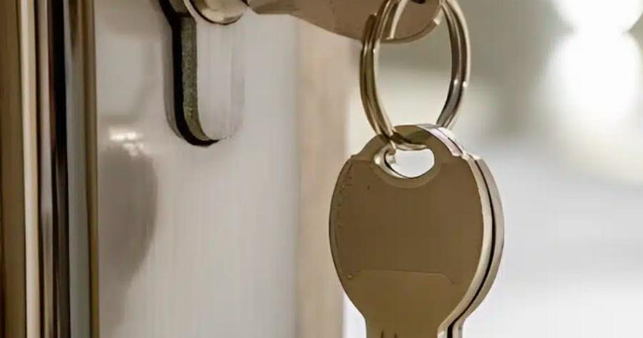Γιατί πρέπει να αφήνουμε το κλειδί πάντα στην πόρτα το βράδυ; Τι εξηγεί ειδικός
