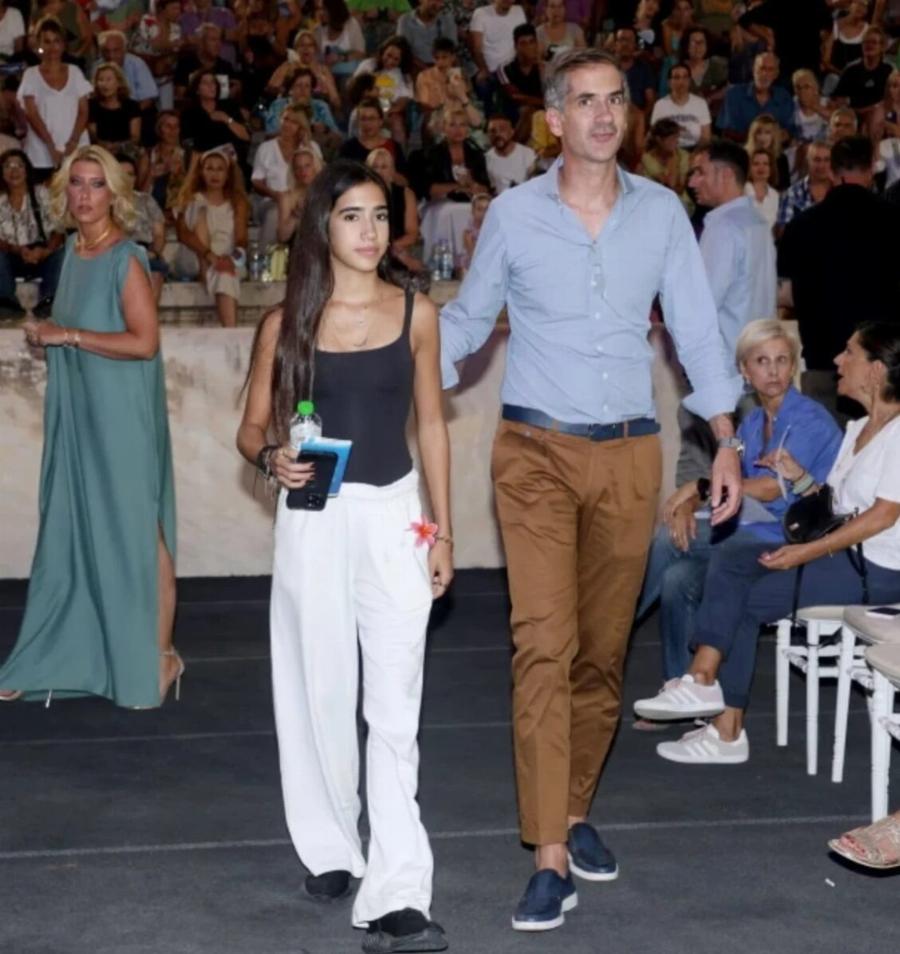 Μελαχρινή, ίδια ο μπαμπάς της: Η κόρη του Κώστα Μπακογιάννη μεγάλωσε και είναι μια κούκλα