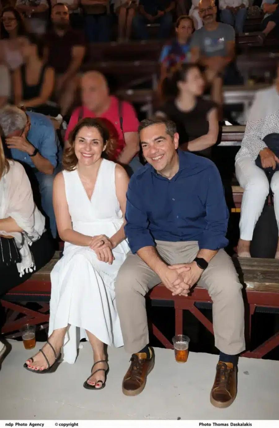 Ποια Μαρέβα; Η Περιστέρα εμφανίστηκε με τον Τσίπρα στα λευκά σαν Αρχαία Ελληνίδα με κατακόκκινο πεντικιούρ και σανδάλια – Όλοι γύρισαν να την κοιτάξουν