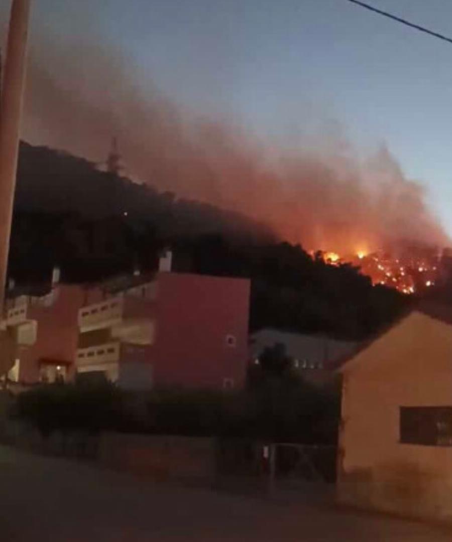 EKTAKTO – Μεγάλη φωτιά ΤΩΡΑ – Κάηκαν σπίτια – Στα 32 χλμ. το πύρινο μέτωπο – Τεράστια καταστροφή – Ανεξέλικτη η κατάσταση