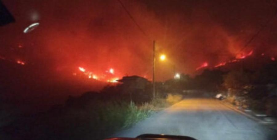 EKTAKTO – Μεγάλη φωτιά ΤΩΡΑ – Κάηκαν σπίτια – Στα 32 χλμ. το πύρινο μέτωπο – Τεράστια καταστροφή – Ανεξέλικτη η κατάσταση