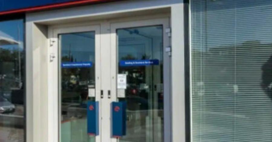 Απίστευτο! Για χρέος 0,02 λεπτών η τράπεζα τής ζητάει περίπου 70 ευρώ