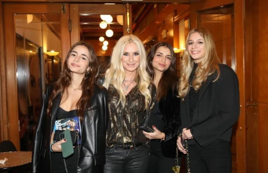 Καλλονές, με αναλογίες μοντέλων: Οι τρεις κόρες της Λένας Αρώνη σε σπάνια έξοδο έκλεψαν τα φλας και τα βλέμματα όλων