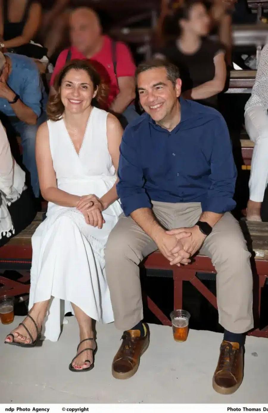 Ποια Μαρέβα; Η Περιστέρα εμφανίστηκε με τον Τσίπρα στα λευκά σαν Αρχαία Ελληνίδα με κατακόκκινο πεντικιούρ και σανδάλια – Όλοι γύρισαν να την κοιτάξουν