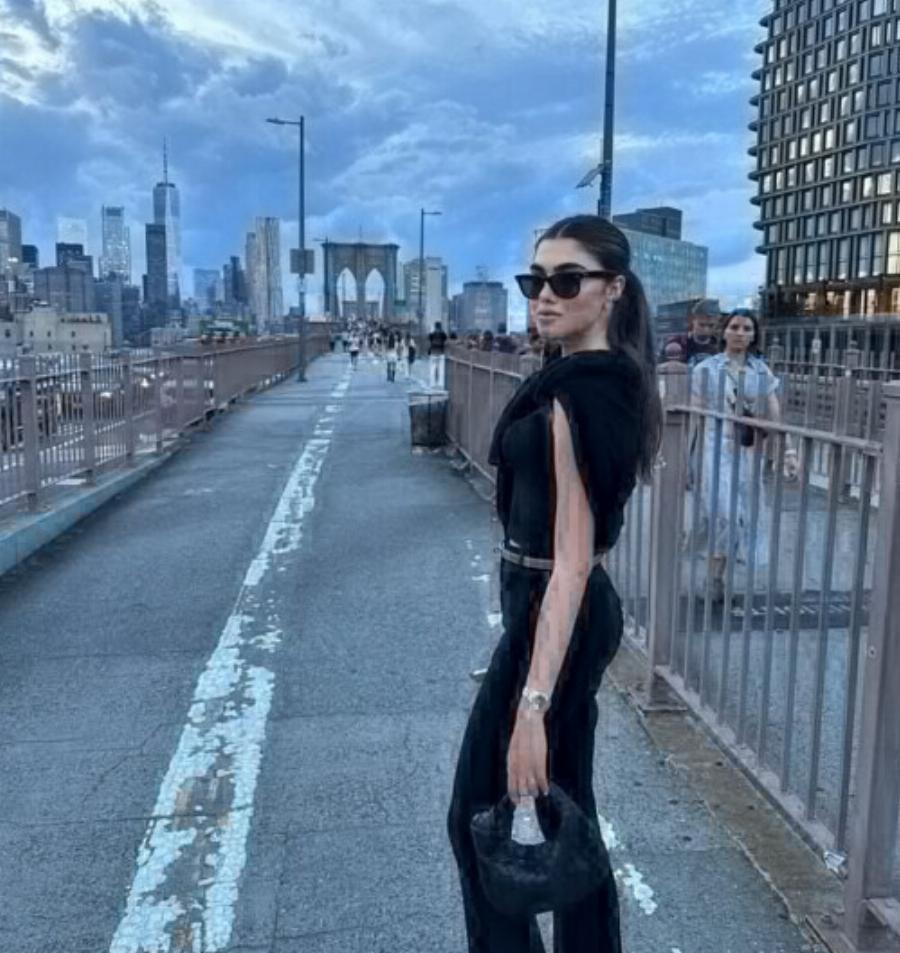 Όλοι ψάχνουν να βρουν ποια είναι – Από κοριτσάκι έγινε η πιο περιζήτητη νύφη της Ελλάδας