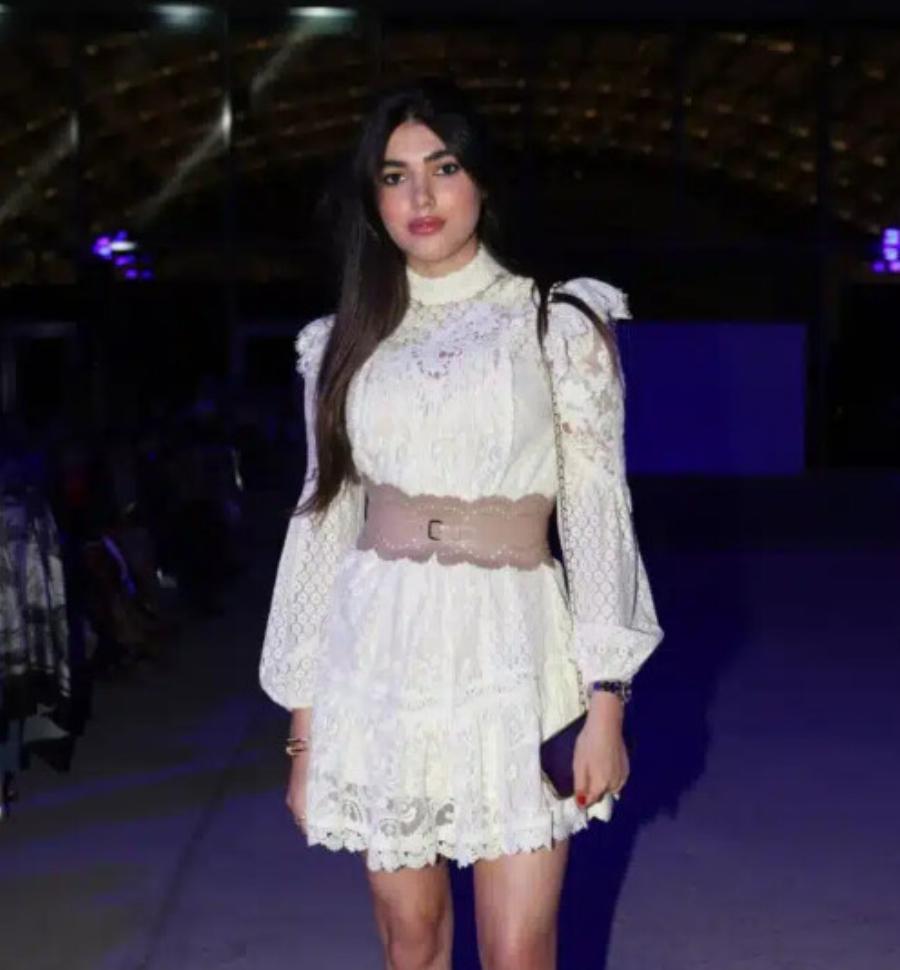 Όλοι ψάχνουν να βρουν ποια είναι – Από κοριτσάκι έγινε η πιο περιζήτητη νύφη της Ελλάδας