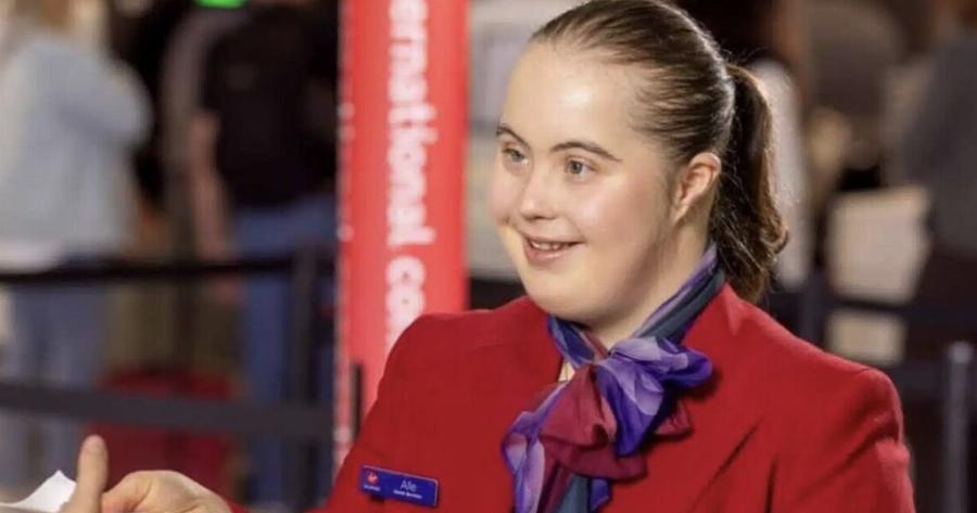 Αεροπορική εταιρεία προσέλαβε συνοδό εδάφους με σύνδρομο Down