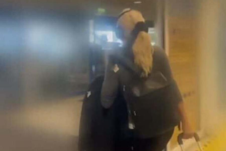 Ελένη Μενεγάκη: Δεν την περίμενε κανείς στο αεροδρόμιο, έφυγε με ταξί – Περίμενε στην ουρά σαν κοινή θνητή – Από που ήρθε