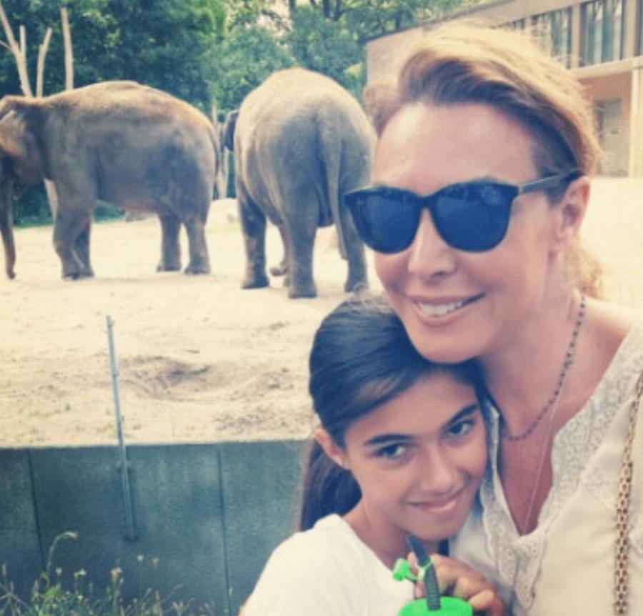 Όλοι ψάχνουν να βρουν ποια είναι – Από κοριτσάκι έγινε η πιο περιζήτητη νύφη της Ελλάδας