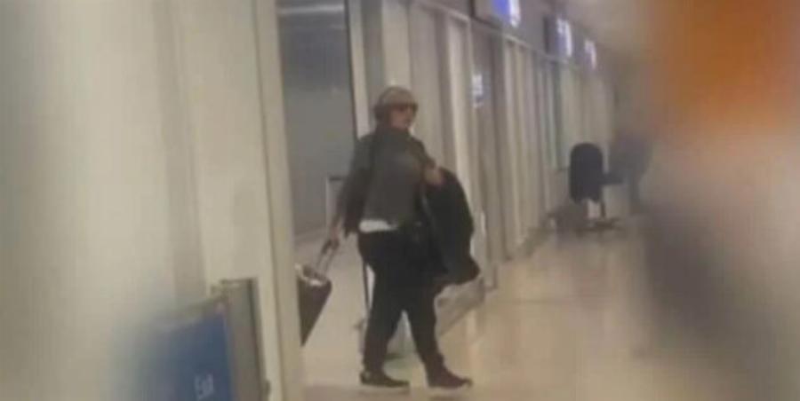 Ελένη Μενεγάκη: Δεν την περίμενε κανείς στο αεροδρόμιο, έφυγε με ταξί – Περίμενε στην ουρά σαν κοινή θνητή – Από που ήρθε