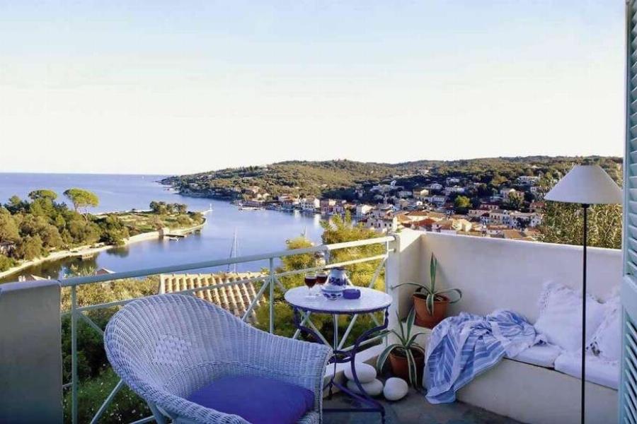 Ο δικός του Παράδεισος: Το υπέροχο ξενοδοχείο του Χριστόφορου Παπακαλιάτη στους Παξούς