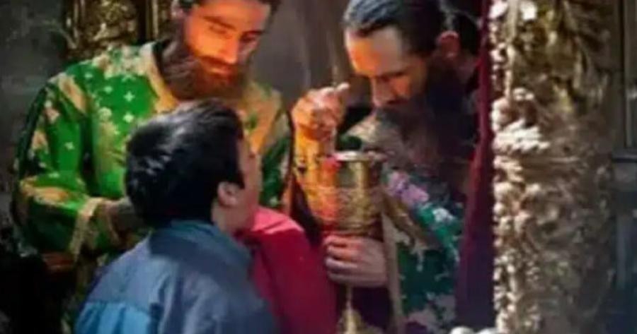 Σκηνές που προκαλούν δέος – Δείτε τι έκανε ένας ιερέας όταν έπεσε το Ιερό Δισκοπότηρο