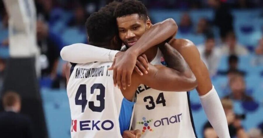 Ο χορός των Ελλήνων μετά την κατάκτηση του χάλκινου μεταλλίου στο Eurobasket – Η ιστορική αγκαλιά με τα αδέρφια Αντετοκούμπο