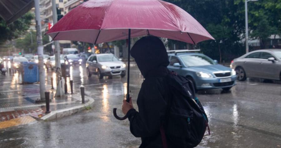 Καιρός: Κλοιός καταιγίδων «στραγγαλίζει» την Αττική – Επικίνδυνες οι επόμενες 48 ώρες