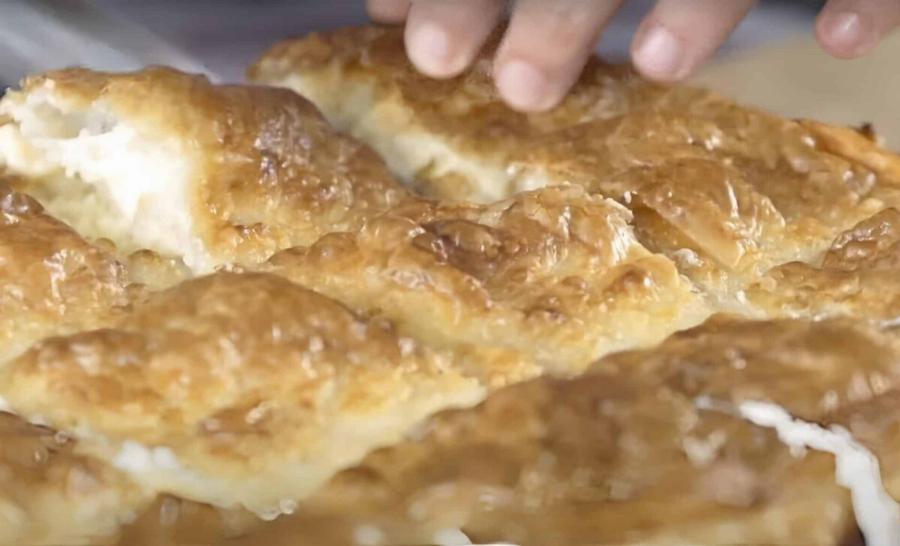 Έριξε το… σάιτ του ο Άκης: Έδειξε την πιο αφράτη πασχαλινή τυρόπιτα με μπεσαμέλ και φέτα που δεν θα μείνει κομμάτι