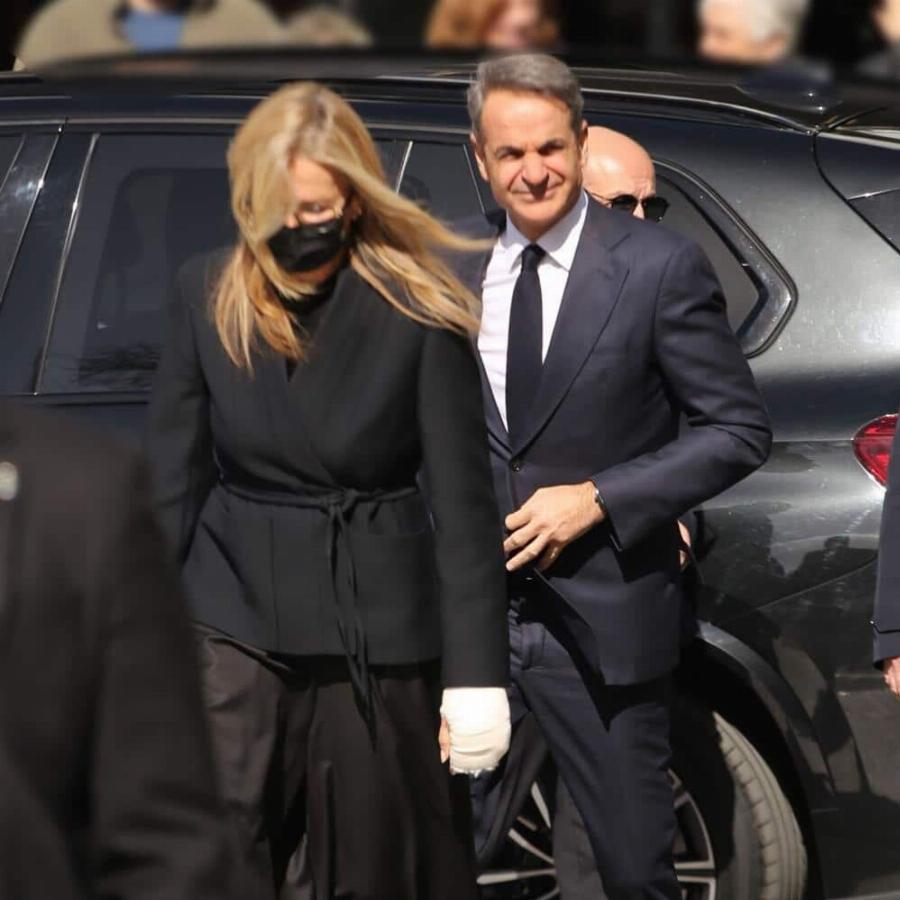 Με χοντρούς επιδέσμους η Μαρέβα Μητσοτάκη μετά το διπλό χειρουργείο