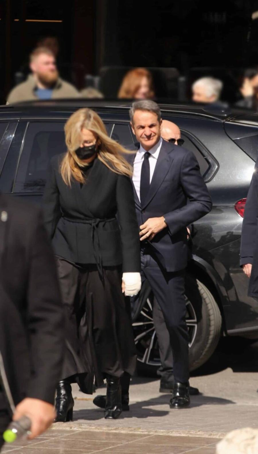 Με χοντρούς επιδέσμους η Μαρέβα Μητσοτάκη μετά το διπλό χειρουργείο