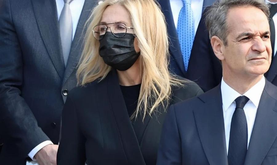 Με χοντρούς επιδέσμους η Μαρέβα Μητσοτάκη μετά το διπλό χειρουργείο