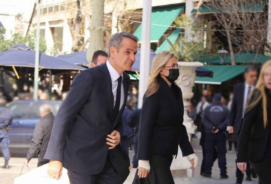 Με χοντρούς επιδέσμους η Μαρέβα Μητσοτάκη μετά το διπλό χειρουργείο