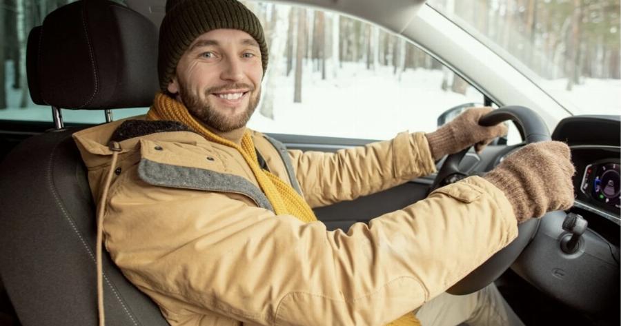 Πρóστιμο σε όσους φορούν μπουφάν στο αυτοκίνητο – Τι θα πλnρώσεις, γιατί θα χάσεις το δίπλωμα
