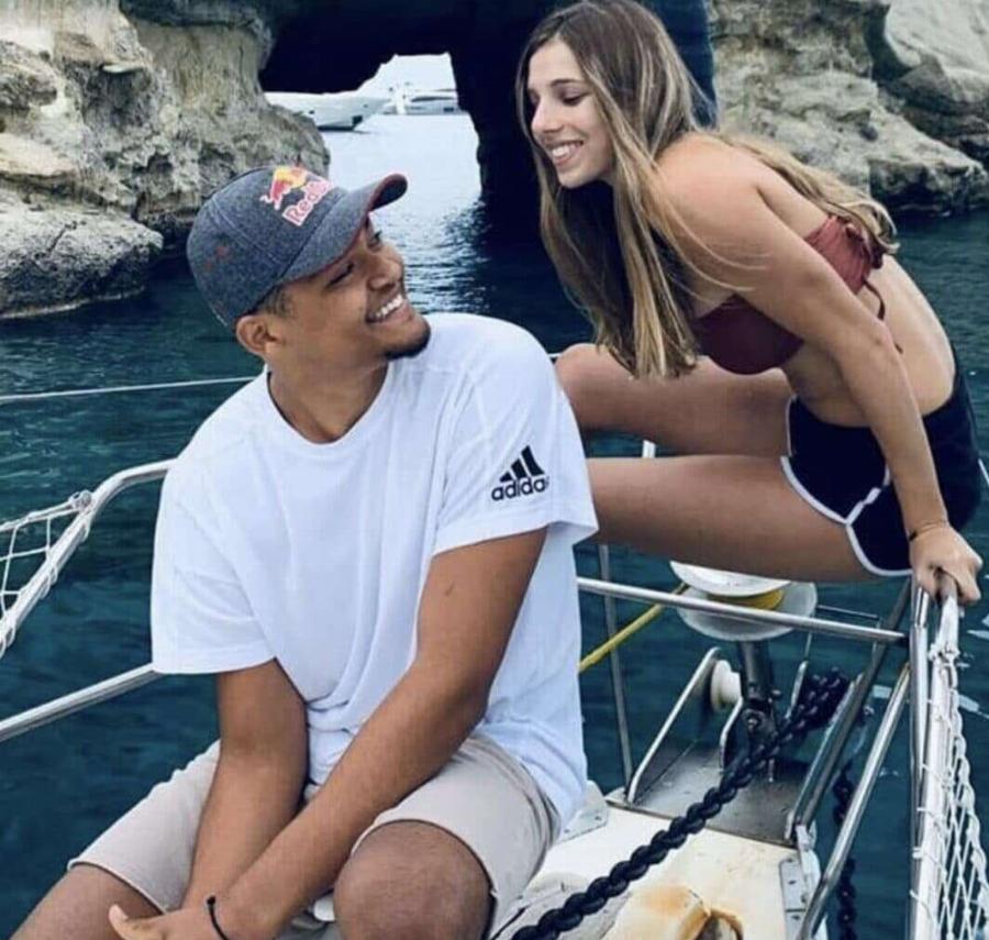 Ερωτευμένος ο Εμμανουήλ Καραλής! Αυτή είναι η κούκλα σύντροφός του