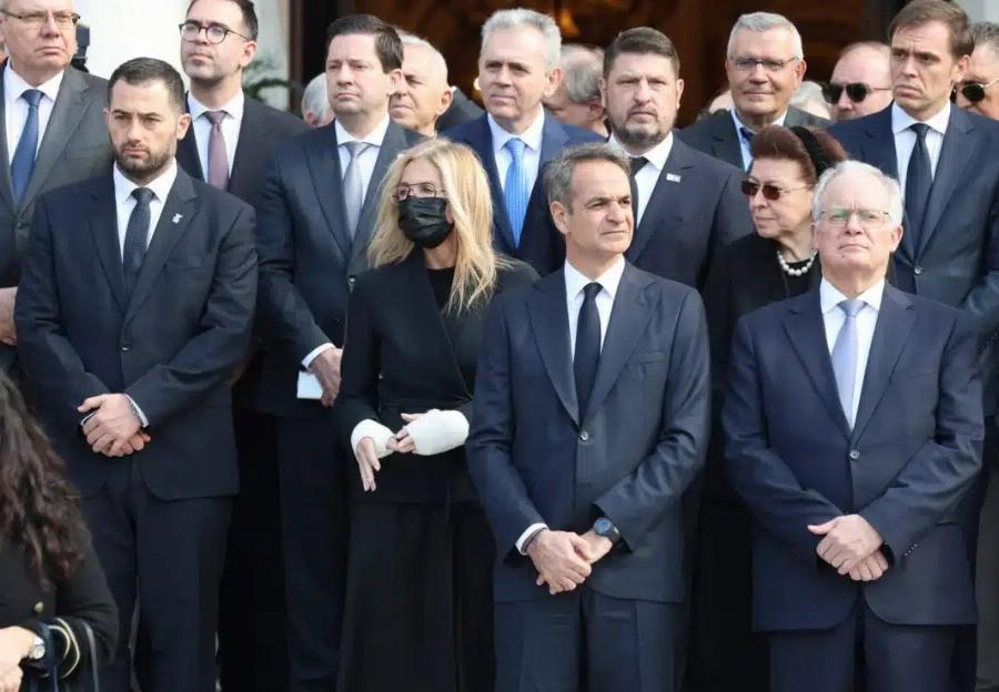 Με χοντρούς επιδέσμους η Μαρέβα Μητσοτάκη μετά το διπλό χειρουργείο