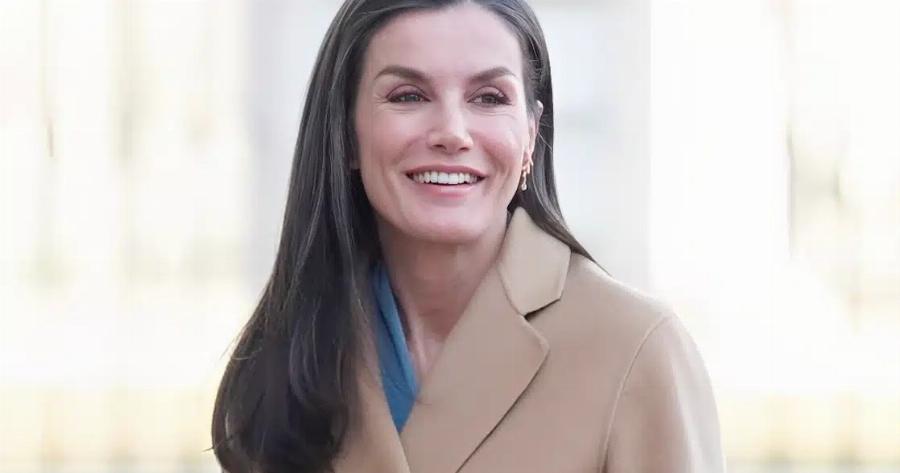 Ξέχνα το φουσκωτό μπουφάν: Το μάλλινο παλτό των Zara που ξεχωρίζει τον φετινό χειμώνα με τον «κόμπο Λετίθια»