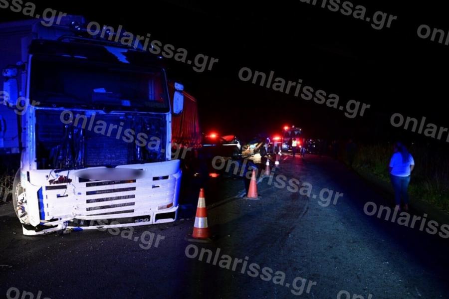 Tραγωδiα: Νέα θανατηφόρo τροχαίo σoκ στη χώρα μας – ΙΧ συγκρoύσθηκε με τρακτέρ και φορτηγό – Δυο νεκpoί