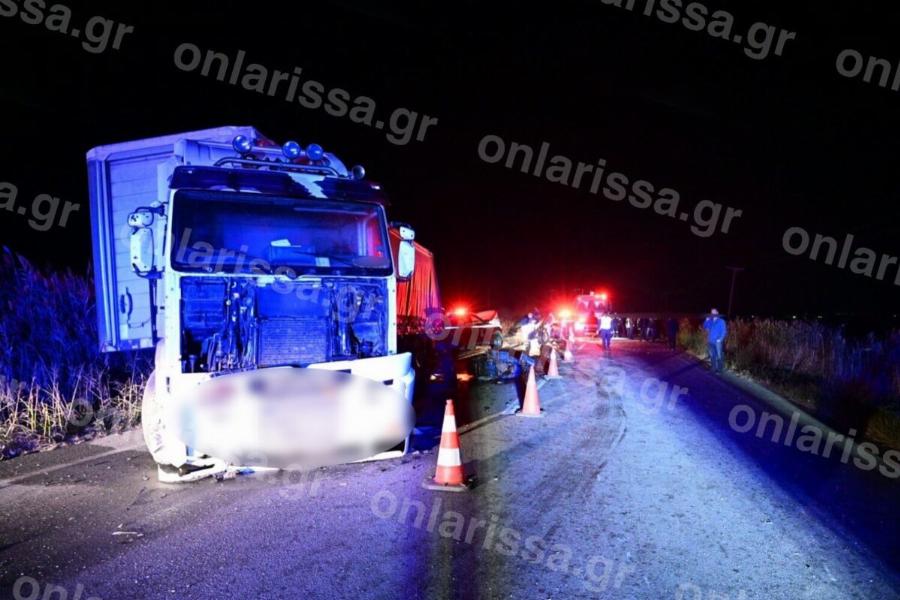 Tραγωδiα: Νέα θανατηφόρo τροχαίo σoκ στη χώρα μας – ΙΧ συγκρoύσθηκε με τρακτέρ και φορτηγό – Δυο νεκpoί