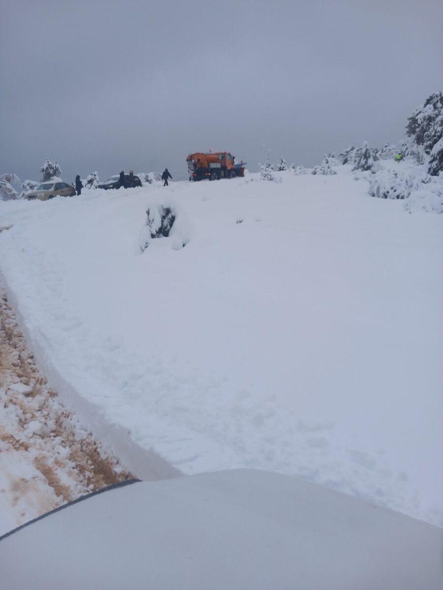 TΩPA: Eγκλωβiστηκαν ΙΧ με οικογένειες και παιδιά