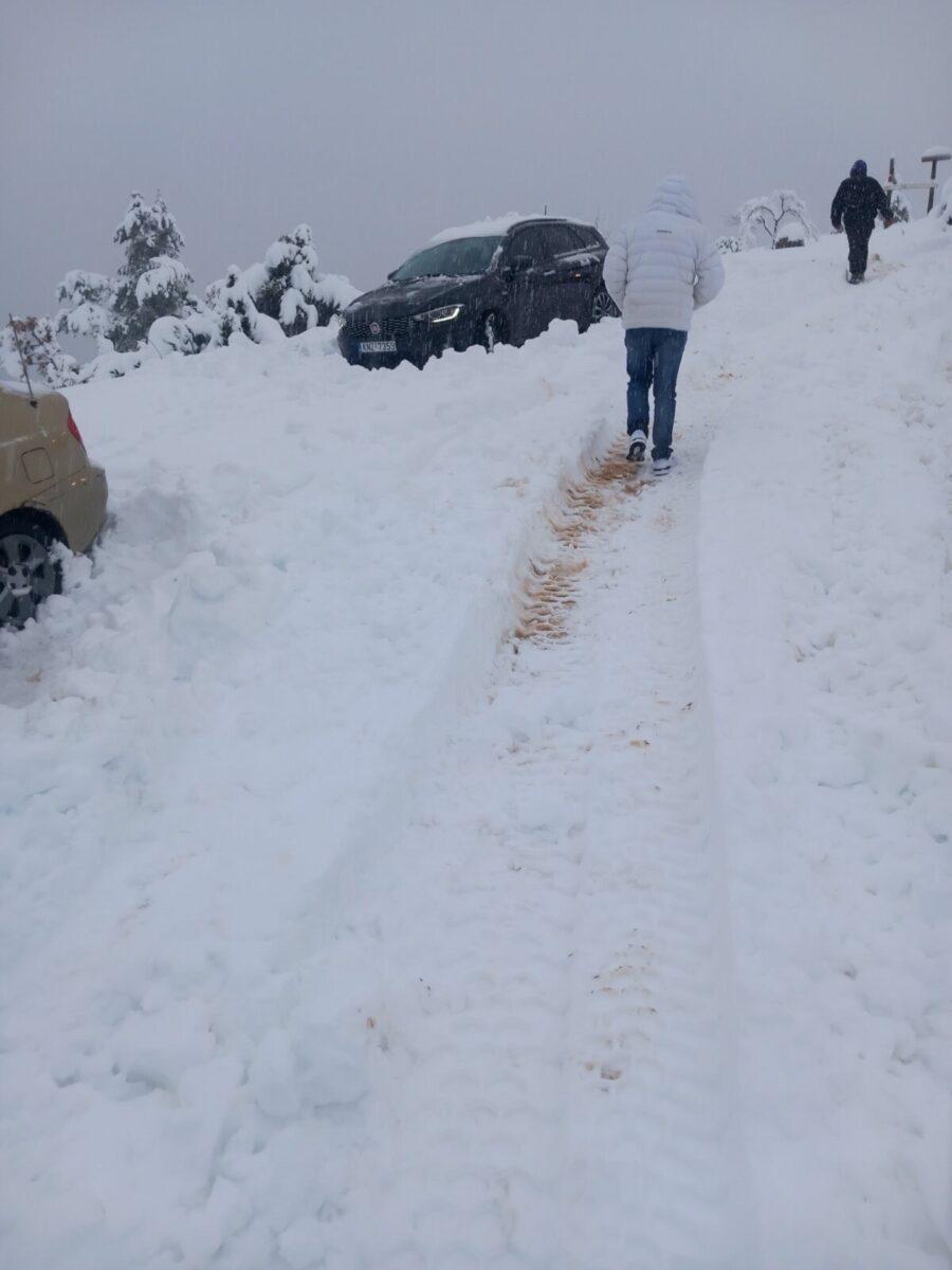 TΩPA: Eγκλωβiστηκαν ΙΧ με οικογένειες και παιδιά