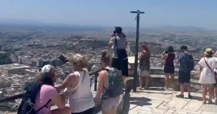 Τουρίστας πήγε να βγάλει φωτογραφία και έπεσε στο κενό από τον Λυκαβηττό