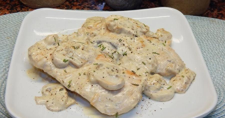 Τρυφερό φιλέτο κοτόπουλο με κρέμα τυριών που λιώνει στο στόμα