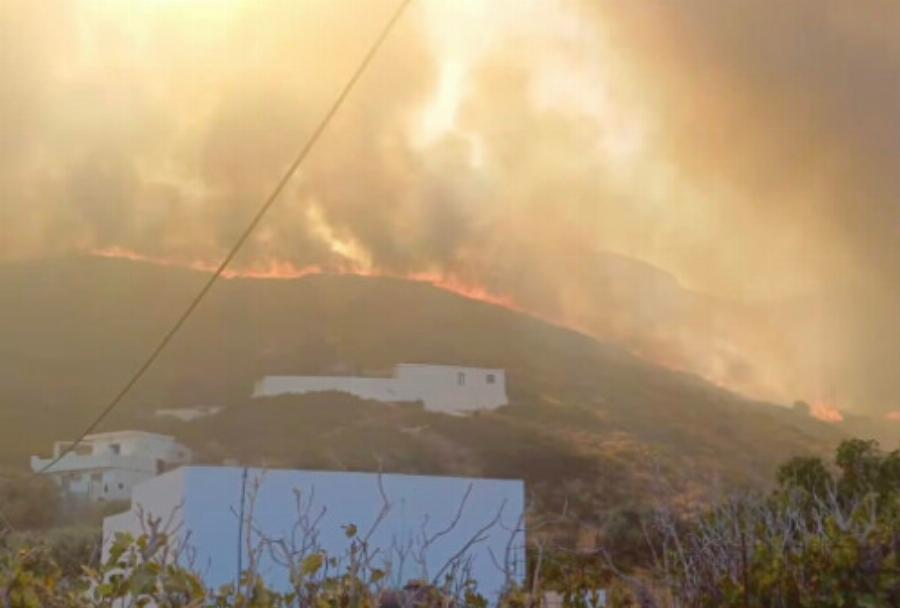 EKTAKTO – Καίγεται ελληνικό νησί – Ασταμάτητη η φωτιά – Απομακρυνθήκαν άνθρωποι