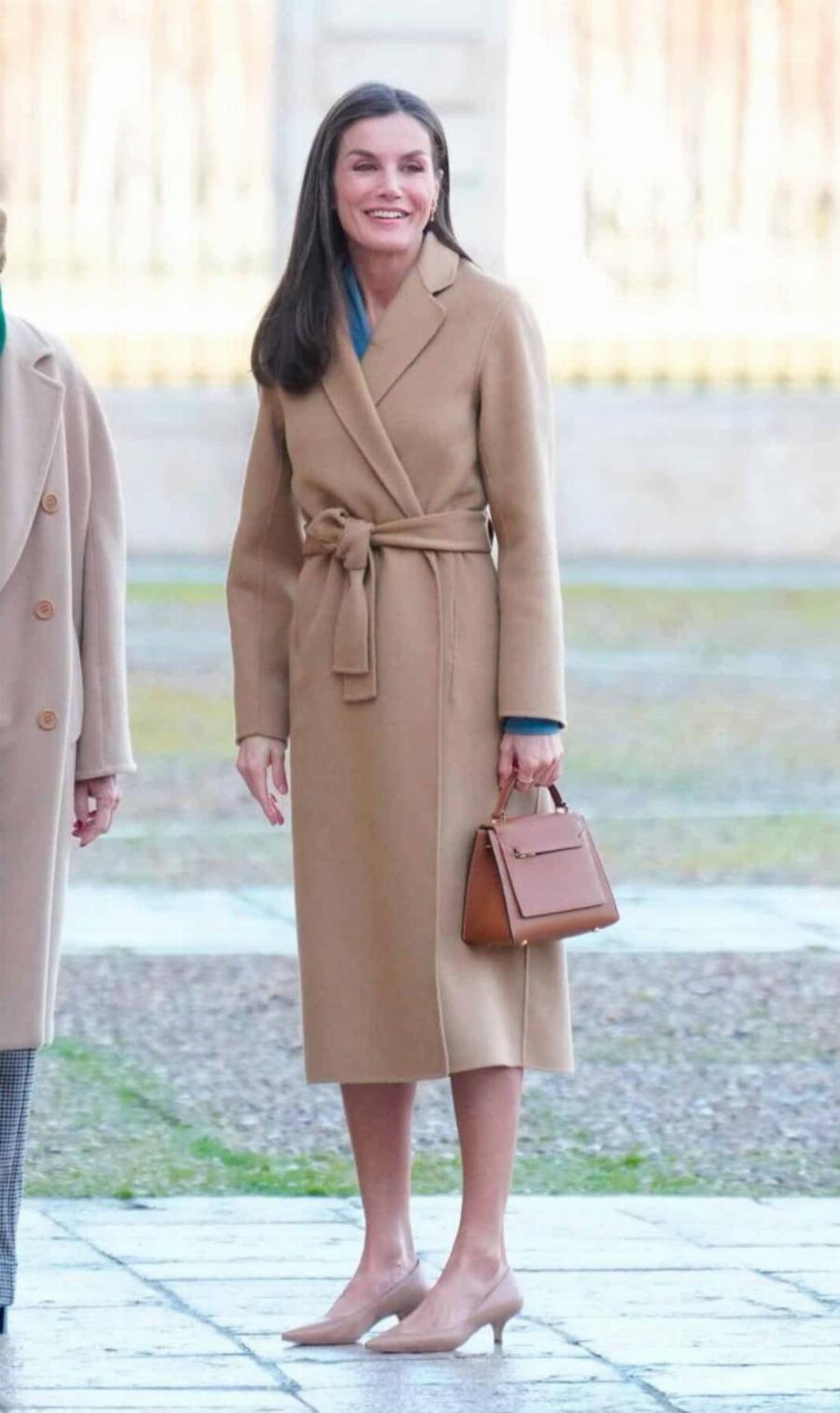 Ξέχνα το φουσκωτό μπουφάν: Το μάλλινο παλτό των Zara που ξεχωρίζει τον φετινό χειμώνα με τον «κόμπο Λετίθια»