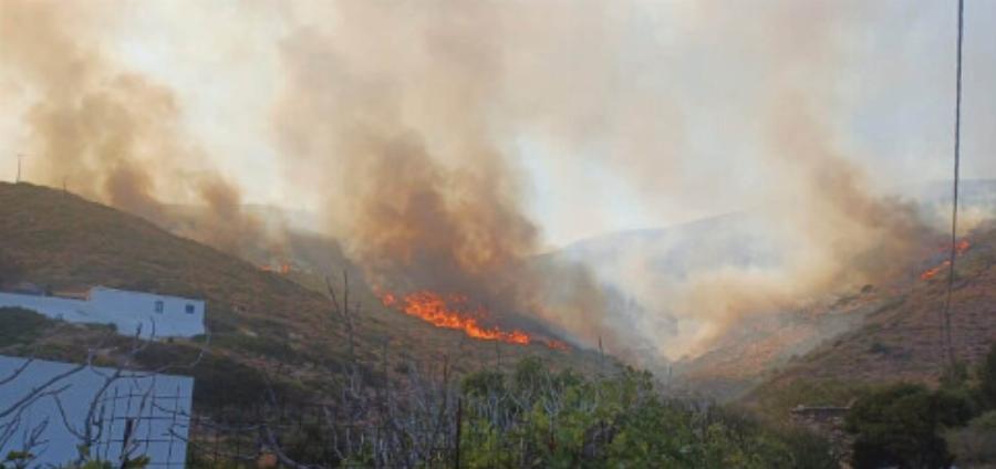 EKTAKTO – Καίγεται ελληνικό νησί – Ασταμάτητη η φωτιά – Απομακρυνθήκαν άνθρωποι