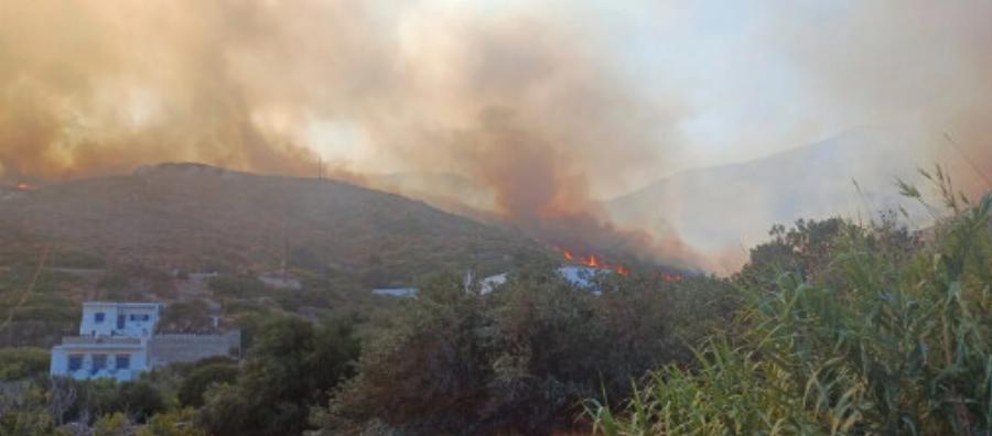 EKTAKTO – Καίγεται ελληνικό νησί – Ασταμάτητη η φωτιά – Απομακρυνθήκαν άνθρωποι