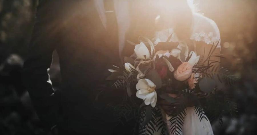 Ιερέας διέκοψε τον γάμο για τα ρούχα της κουμπάρας: «Πήγαινε ντύσου κι έλα»