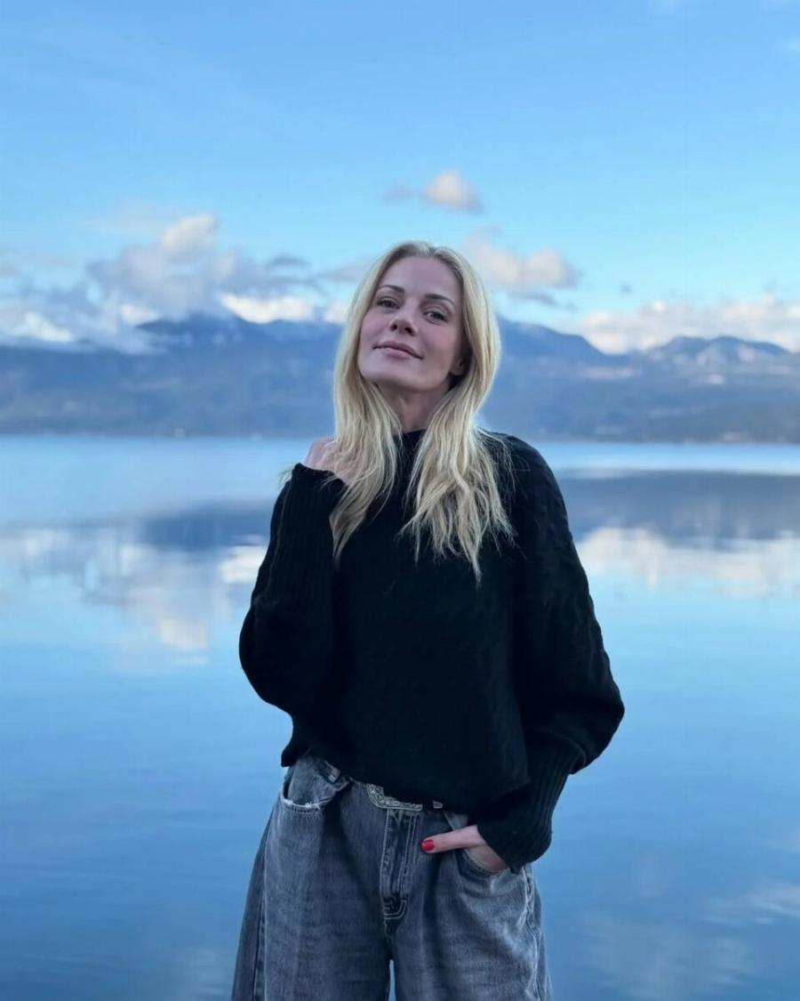 Ζέτα Μακρυπούλια: Βόλτα στη λίμνη Τριχωνίδα με τη σκυλίτσα του Μιχάλη Χατζηγιάννη