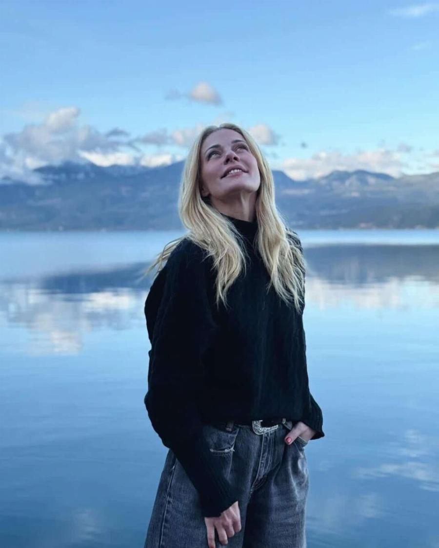 Ζέτα Μακρυπούλια: Βόλτα στη λίμνη Τριχωνίδα με τη σκυλίτσα του Μιχάλη Χατζηγιάννη