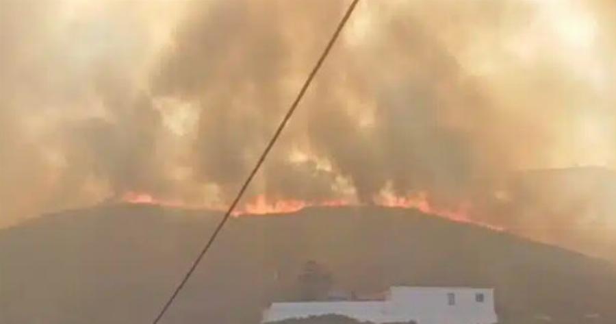 EKTAKTO – Καίγεται ελληνικό νησί – Ασταμάτητη η φωτιά – Απομακρυνθήκαν άνθρωποι