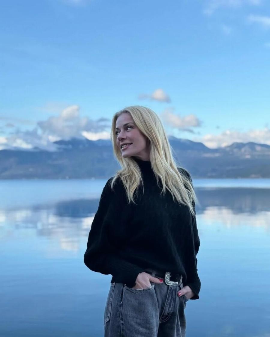 Ζέτα Μακρυπούλια: Βόλτα στη λίμνη Τριχωνίδα με τη σκυλίτσα του Μιχάλη Χατζηγιάννη