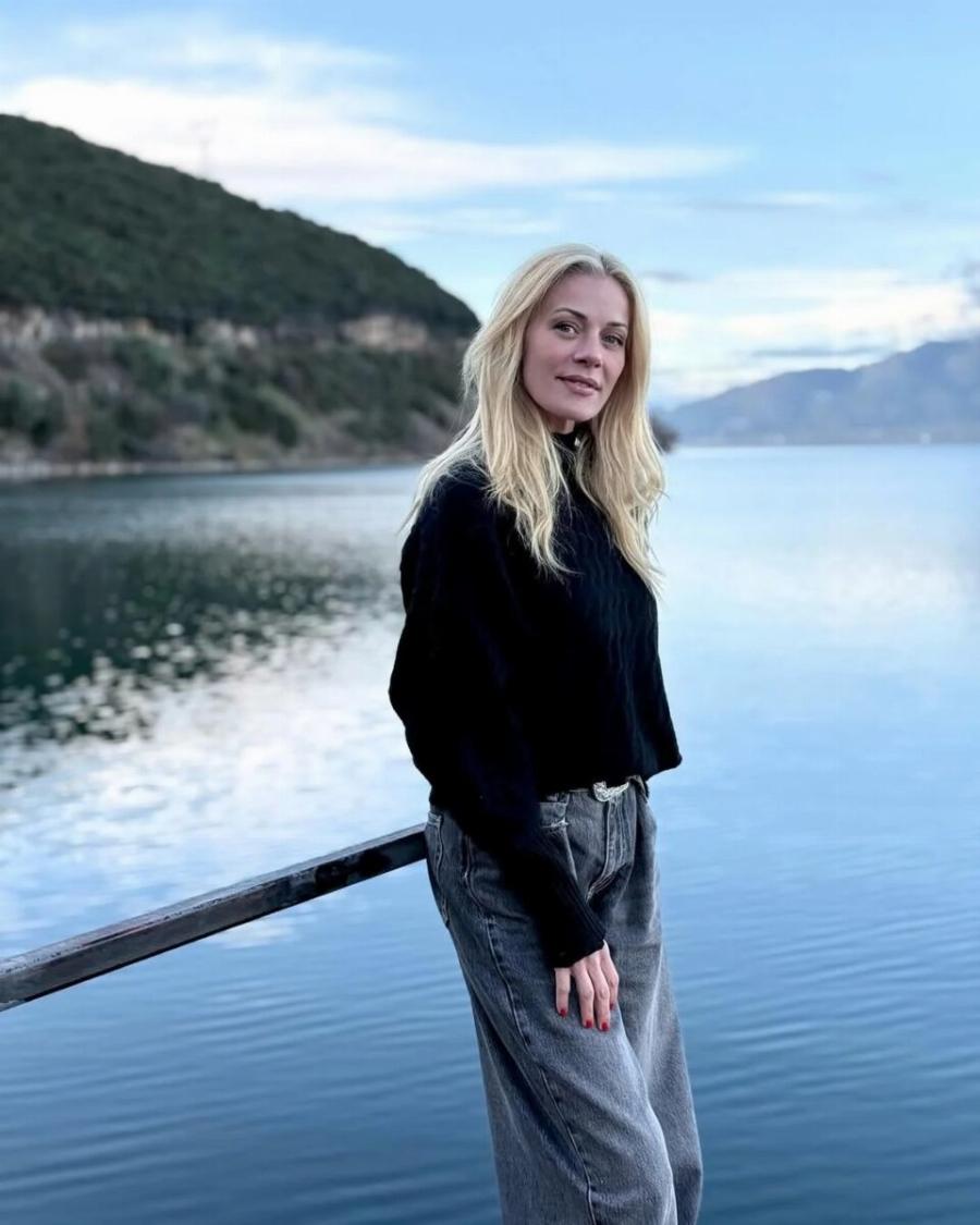 Ζέτα Μακρυπούλια: Βόλτα στη λίμνη Τριχωνίδα με τη σκυλίτσα του Μιχάλη Χατζηγιάννη