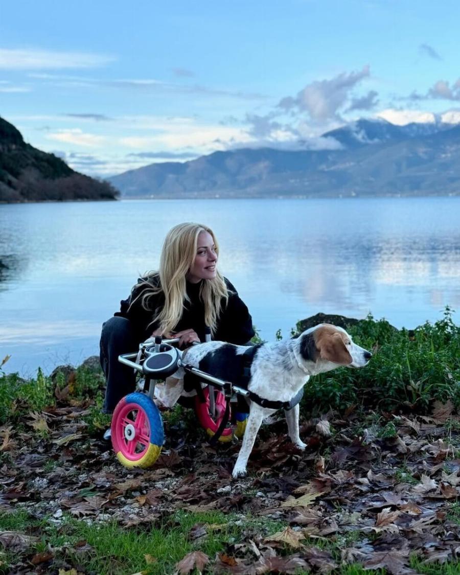 Ζέτα Μακρυπούλια: Βόλτα στη λίμνη Τριχωνίδα με τη σκυλίτσα του Μιχάλη Χατζηγιάννη