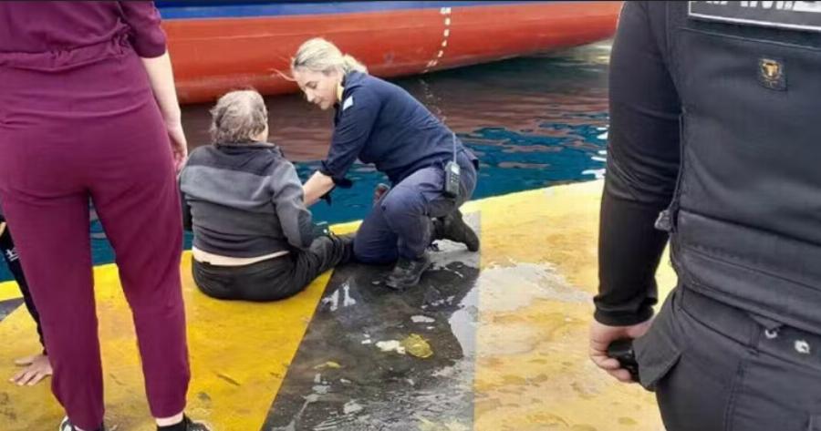 Γυναίκα έπεσε στη θάλασσα πριν την αναχώρηση του Blue Star Naxos από το λιμάνι του Πειραιά