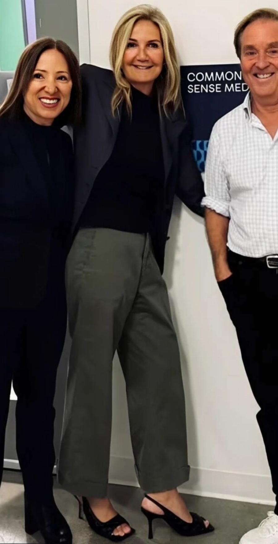 Παραδίδει μαθήματα ανοιξιάτικου στυλ η Μαρέβα Μητσοτάκη: Με το πιο δημοφιλές παντελόνι της εποχής