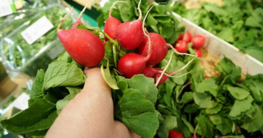 Πpoστιμo 246 εupώ σε πελάτισσα μεγάλου σουπερμάρκετ επειδή έφαγε ένα ραπανάκι ενώ ψώνιζε!