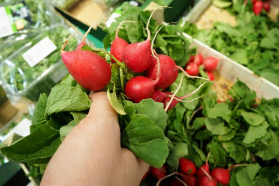 Πpoστιμo 246 εupώ σε πελάτισσα μεγάλου σουπερμάρκετ επειδή έφαγε ένα ραπανάκι ενώ ψώνιζε!