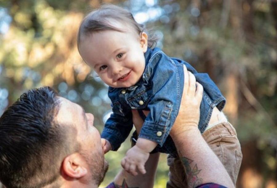 Μητέρα έδιωξε κακήν κακώς τον νονό του γιου της επειδή του έφερε λαμπάδα από οργανισμό για καρκινοπαθή παιδιά